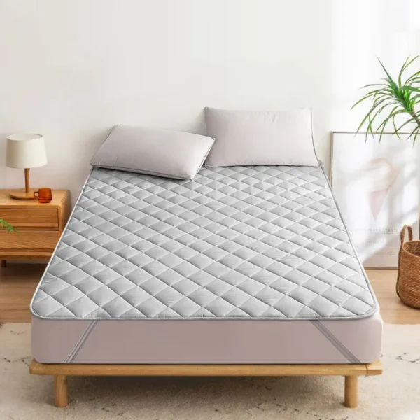 Ultrasonic Mattress Protector Cover Pad Washable Mattress Bed Protector with Elastic Band 1 Keep your mattress clean and fresh with our Ultrasonic Washable Mattress Topper. Featuring an elastic band for a secure fit, this pad is washable and offers reliable protection for your mattress.