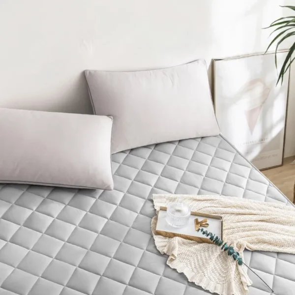 Ultrasonic Mattress Protector Cover Pad Washable Mattress Bed Protector with Elastic Band 3 Keep your mattress clean and fresh with our Ultrasonic Washable Mattress Topper. Featuring an elastic band for a secure fit, this pad is washable and offers reliable protection for your mattress.