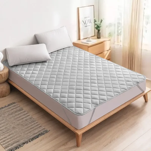 Ultrasonic Mattress Protector Cover Pad Washable Mattress Bed Protector with Elastic Band Keep your mattress clean and fresh with our Ultrasonic Washable Mattress Topper. Featuring an elastic band for a secure fit, this pad is washable and offers reliable protection for your mattress.