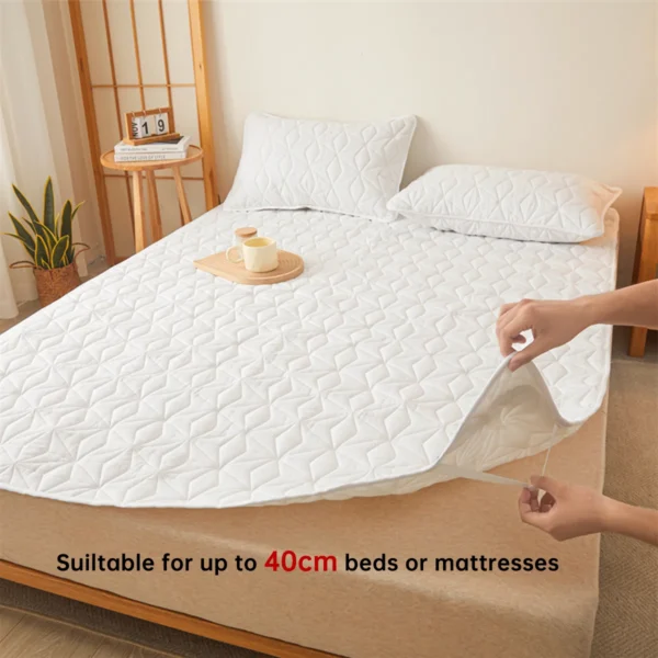 Waterproof Mattress Protector Breathable Noiseless Mattress Cover Pad with 4 Elastic Corner Straps Fits up to 2 Protect your mattress with our Breathable Noiseless Waterproof Mattress Topper. Featuring 4 elastic corner straps, this pad fits mattresses up to 40 cm deep, providing reliable protection without compromising breathability or noise levels.